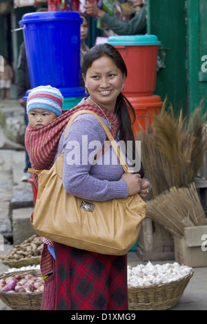 La mère et l'enfant. Bomdila, de l'Arunachal Pradesh, Inde. Banque D'Images