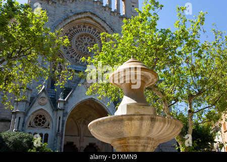 Soller, Majorque, Iles Baléares, Espagne. Fontaine en pierre en face de l'Església de Sant Bartomeu sur la Plaça de la Constitució. Banque D'Images