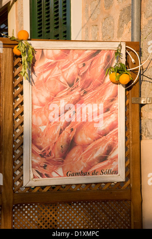 Port de Sóller, Majorque, Iles Baléares, Espagne. En dehors de l'étiquette publicité restaurant fruits de mer pêchés localement. Banque D'Images