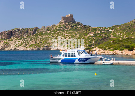 Île de Cabrera, Majorque, Iles Baléares, Espagne. Vue sur bay à la 14e siècle, château, Bateau à quai. Banque D'Images