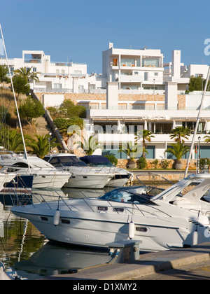 Cala d'Or, Majorque, Iles Baléares, Espagne. Yachts de luxe amarrés dans le petit port de plaisance de Cala Llonga. Banque D'Images