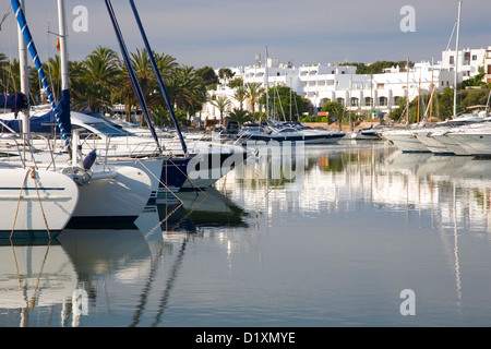 Cala d'Or, Majorque, Iles Baléares, Espagne. Vue sur les eaux tranquilles du petit port de plaisance de Cala Llonga. Banque D'Images