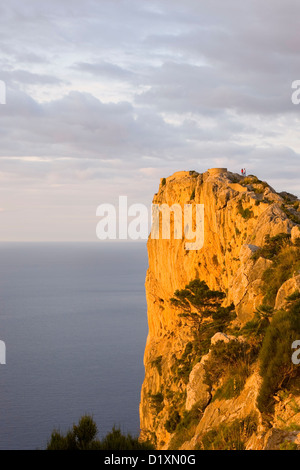 Port de Pollença, Majorque, Iles Baléares, Espagne. Luminosité de coucher de falaises de la péninsule de Formentor au Mirador d'es Colomer. Banque D'Images