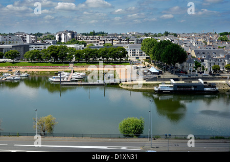 Vue aérienne de la rivière Maine avec le port de la ville de Angers dans le Maine-et-Loire dans l'ouest de la France à environ 300 km (190 Banque D'Images