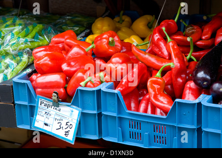 Frankfurt am Main, Hesse, Allemagne. Poivrons rouge à vendre à l'extérieur d'un magasin à greengrocery Leipziger Strasse, quartier de Bockenheim. Banque D'Images