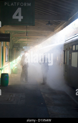 Les travailleurs des chemins de fer debout sur une plate-forme de vapeur. Banque D'Images