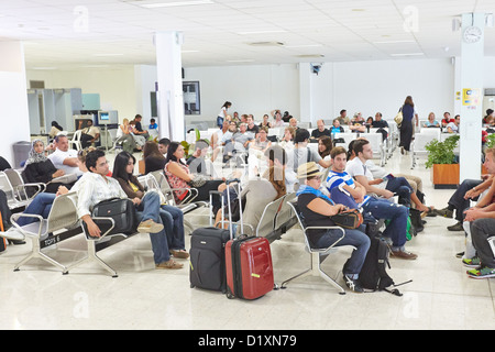 Passagers attendent à une porte pour un vol à l'Aéroport International Ibrahim Nasir de Malé, Maldives Banque D'Images