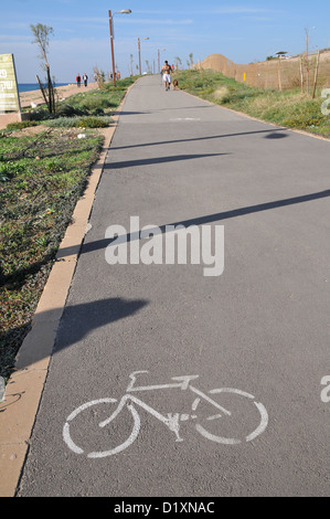 Piste cyclable au parc maritime de Shikmona Park près de la côte sur l'entrée sud de la ville moderne d'Haïfa, en Israël. Banque D'Images