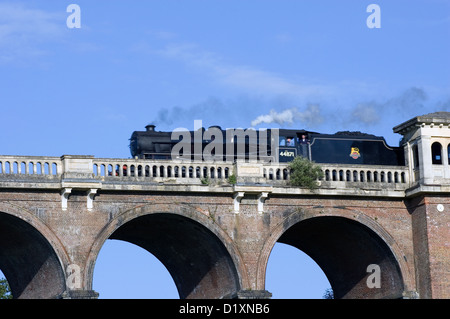 Un moteur à vapeur fonctionnant sur le passage sur la ligne principale du Royaume-uni Balcombe viaduc dans le Sussex. Banque D'Images