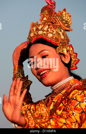 Les spectacles de danse birmane traditionnelle à l'hôtel à Moulmein, Thanlwin (Mawlamyaing), l'État Môn, Birmanie (Myanmar), l'Asie du sud-est, Banque D'Images