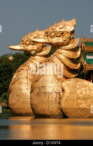 Le Karaweik restaurant sur le bord de Lac Kandawgyi à Rangoon (Yangon),, la Birmanie, du Myanmar, de l'Asie du sud-est. Banque D'Images