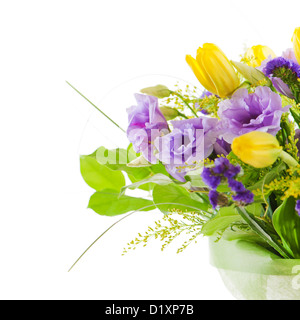 Fragment de bouquet coloré de roses, de tulipes et de freesia isolé sur fond blanc Banque D'Images