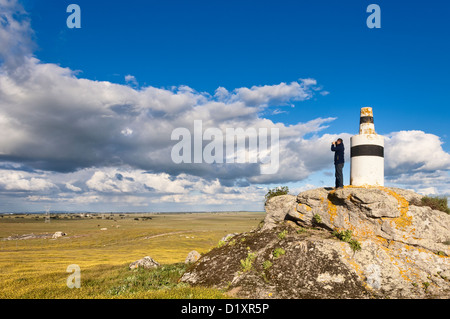 L'homme avec des jumelles à la recherche sur le paysage en un point de triangulation, Alentejo, Portugal Banque D'Images