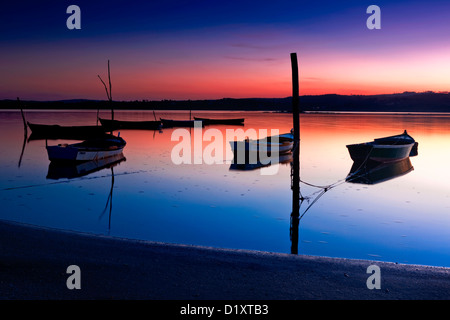 Beau paysage d'une rivière et bateaux au coucher du soleil Banque D'Images