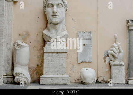 De grandes parties du corps de marbre de l'empereur Constantin dans le musée du Capitole, Rome, Italie Banque D'Images