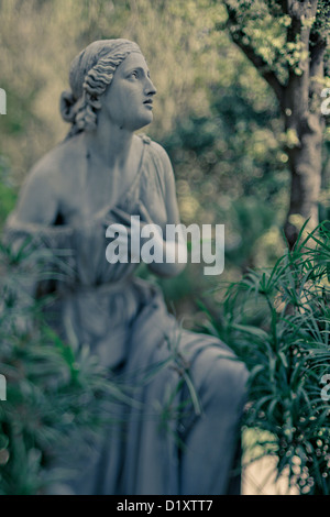 Statue féminine située dans le parc de la Villa Borghese, Rome, Italie Banque D'Images