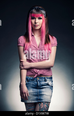 Portrait d'une jeune fille punk avec une belle coupe de cheveux en rose Banque D'Images