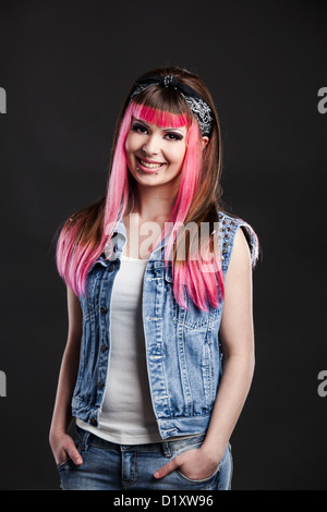 Portrait d'une jeune fille punk avec une belle coupe de cheveux en rose Banque D'Images