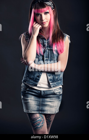 Portrait d'une jeune fille punk avec une belle coupe de cheveux en rose Banque D'Images