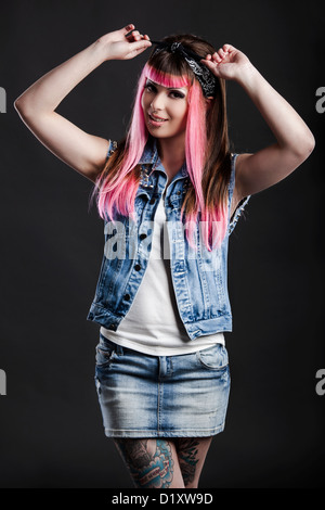 Portrait d'une jeune fille punk avec une belle coupe de cheveux en rose Banque D'Images