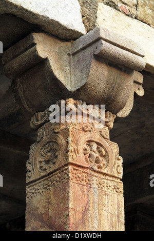 Des piliers sculptés dans le cloître de la mosquée Quwwat Islam d'interface utilisateur dans le complexe de Qutb Minar à Delhi, Inde Banque D'Images