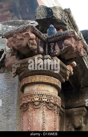 Des piliers sculptés dans le cloître de la mosquée Quwwat Islam d'interface utilisateur dans le complexe de Qutb Minar. Asie Inde New Delhi Banque D'Images