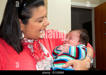 Hispanic mère tenant son bébé dans la région de Boise, Idaho, USA. M. Banque D'Images