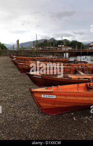 Barques en bois sur la rive de Derwentwater, Keswick, Parc National de Lake district, comté de Cumbria, Angleterre, Royaume-Uni. Banque D'Images