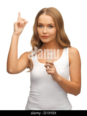 Femme avec ampoule à économie d'énergie Banque D'Images