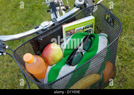 Location de vélo avec panier pique-nique rempli de marchandises et de vacances pendant les vacances d'été Banque D'Images