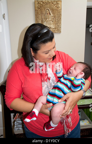 Hispanic mère tenant son bébé dans la région de Boise, Idaho, USA. M. Banque D'Images