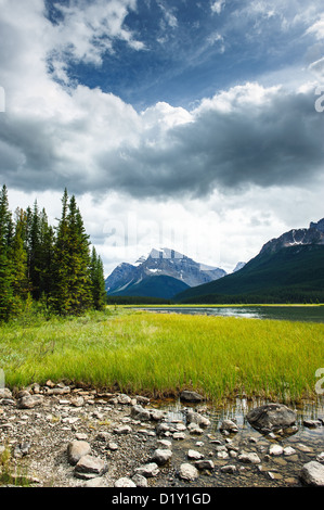 Panorama du lac mistaya, sur la promenade des glaciers dans le parc national de Banff, Alberta, Canada Banque D'Images