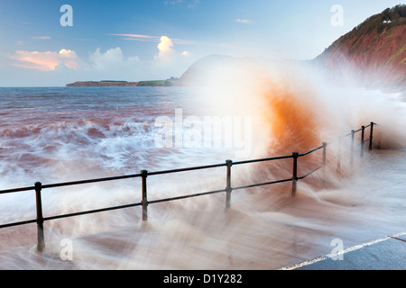 Vagues se briser contre les piétons à Sidmouth, Devon, Angleterre, Royaume-Uni, Europe. Banque D'Images