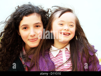 Happy little girl avec sœur Banque D'Images