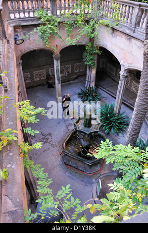 Barcelone, Catalogne, Espagne. Casa de l'Ardiaca Archdeacon (1479-1512) ; la maison à Carrer Santa Llucia. Cour intérieure Banque D'Images