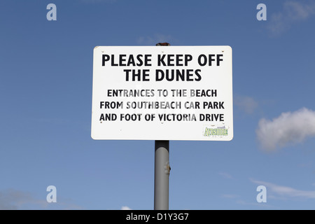 Un panneau sur Troon South Beach demandant aux visiteurs de garder les dunes pour les protéger de l'érosion, Ayrshire, Écosse, Royaume-Uni Banque D'Images