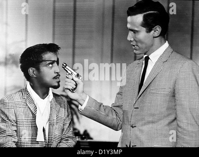 Rache mourir Des Johnny Johnny Cool Cool Sammy Davis jr., Henry Silva Das ist fuer Johnny (Henry Silva, r) der Anlass, seinen Banque D'Images