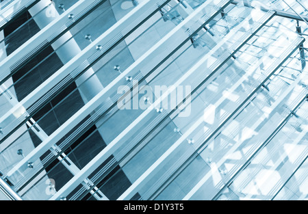 Résumé de l'intérieur moderne avec des fragments de verre escalier Banque D'Images