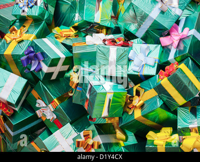 Gros tas de cadeaux vert avec des arcs Banque D'Images