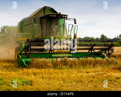 Moissonneuse-batteuse John Deere Harvester travaillant dans un champ dans le Shropshire England UK Banque D'Images