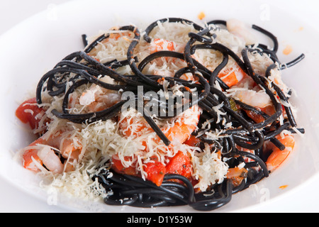 La seiche noire spaghetti avec sauce tomate et fromage parmesan Banque D'Images