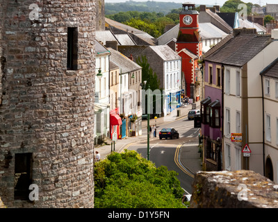 Le centre-ville de Pembroke vue depuis les murs de château de Pembroke en Nouvelle-Galles du Sud Pembrokeshire UK Banque D'Images