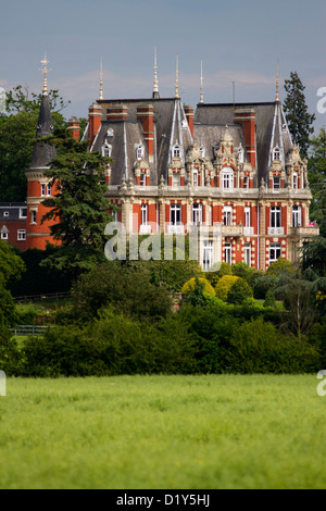 Vue sur le Chateau Impney à Droitwich, qui domiantes le paysage autour d'elle, avec son architecture parisienne. Banque D'Images