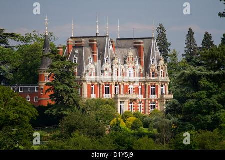 Vue sur le Chateau Impney à Droitwich, qui domiantes le paysage autour d'elle, avec son architecture parisienne. Banque D'Images