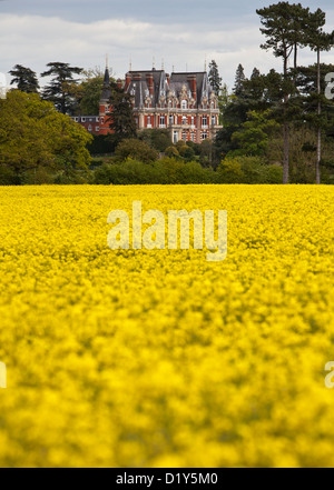 Vue sur le Chateau Impney à Droitwich, qui domiantes le paysage autour d'elle, avec son architecture parisienne. Banque D'Images