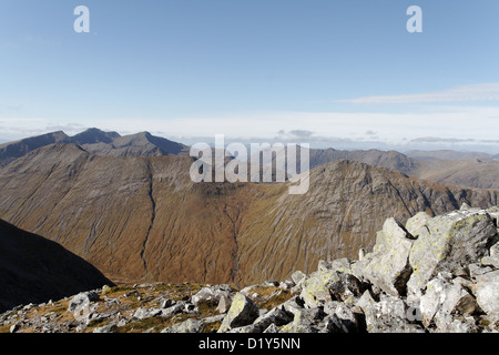 Buachaille Etive Beag de Buachaille Etive Mor avec Bidean nam Bian et l'Aonach Eagach ridge au-delà Banque D'Images