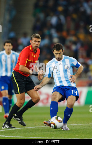 Le capitaine de l'équipe argentine Javier Mascherano passe le ballon lors d'un tour du monde de la FIFA de 16 match contre le Mexique. Banque D'Images