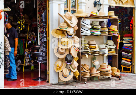 Chapeaux offerts en vente à l'extérieur d'une boutique à Todos Santos, Baja, au Mexique Banque D'Images