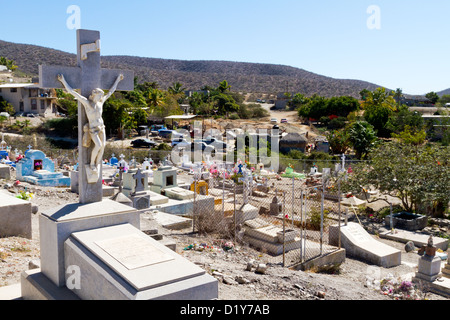 Vue du cimetière avec un chantier naval en arrière-plan à Todos Santos, Baja, au Mexique Banque D'Images