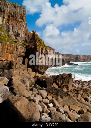 Le littoral du Pembrokeshire, à St Govan's Head près de Bosherston avec rochers, hautes falaises et le fracas des vagues South Wales UK Banque D'Images